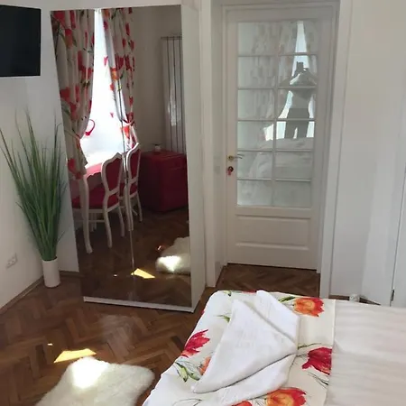 Victoria Luxury 11 *