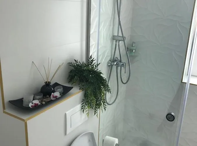 Victoria Luxury 11 *