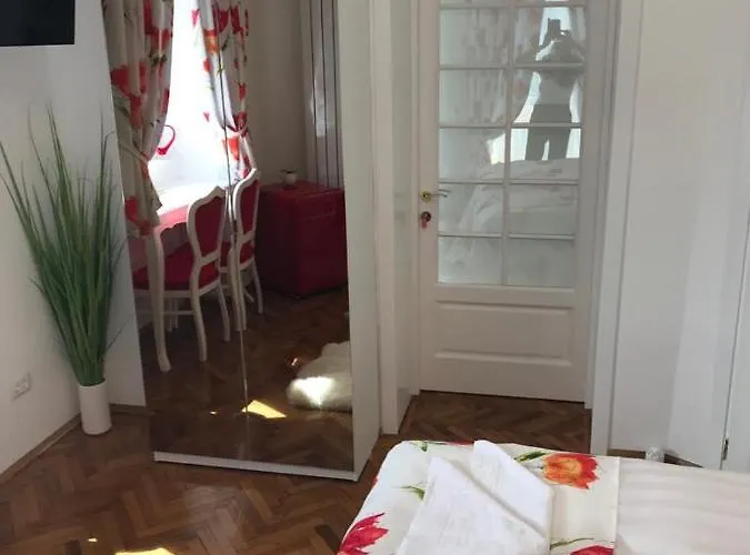 Victoria Luxury 11 *